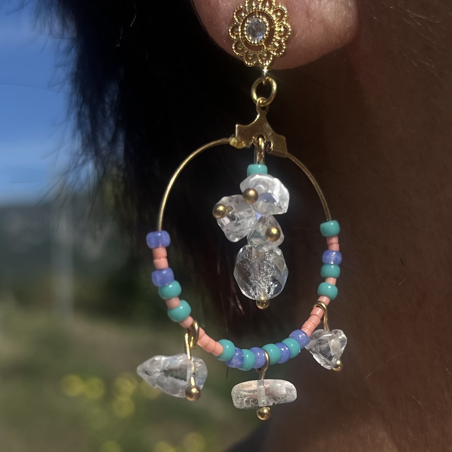 Boucles d’oreilles créoles plaqué or avec cristal de roche et perles myuki